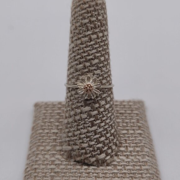 Size 8 Sterling Silver Cute Daisy Flower Ring A2418 - Picture 1 of 7